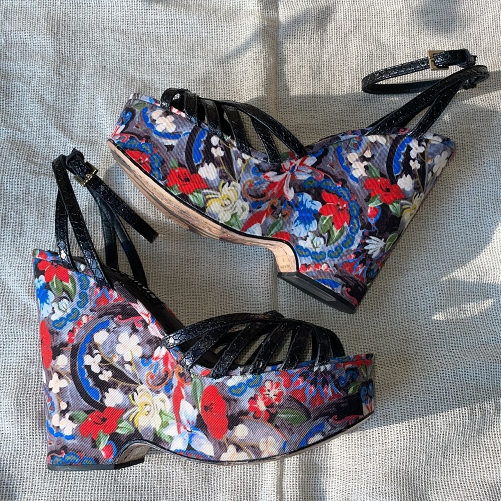 (SOLD) Alice & Olivia floral Wedge sandals Size 35 Rare - Picture 3 of 15